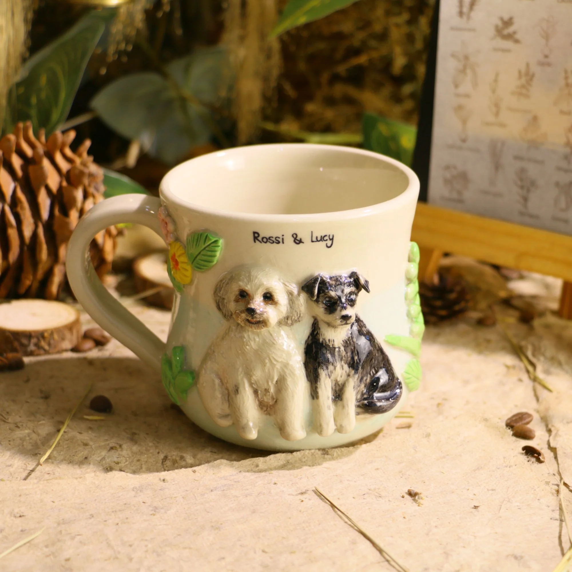 Handgefertigte Gedenktasse mit zwei Hunde-Reliefs aus Porzellan – Erinnerungsstück von Tonseele