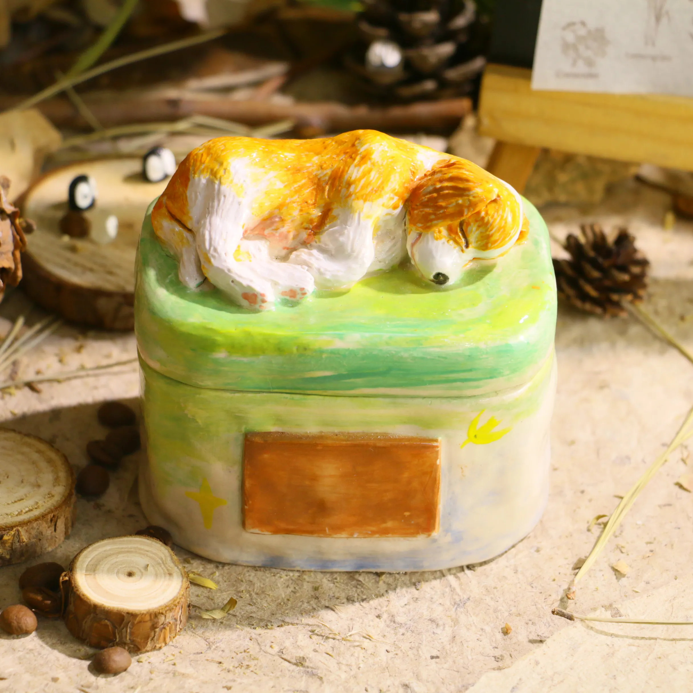 Quadratische Hundeurne aus Porzellan mit schlafender Hundefigur auf dem Deckel – handgefertigt von Tonseele