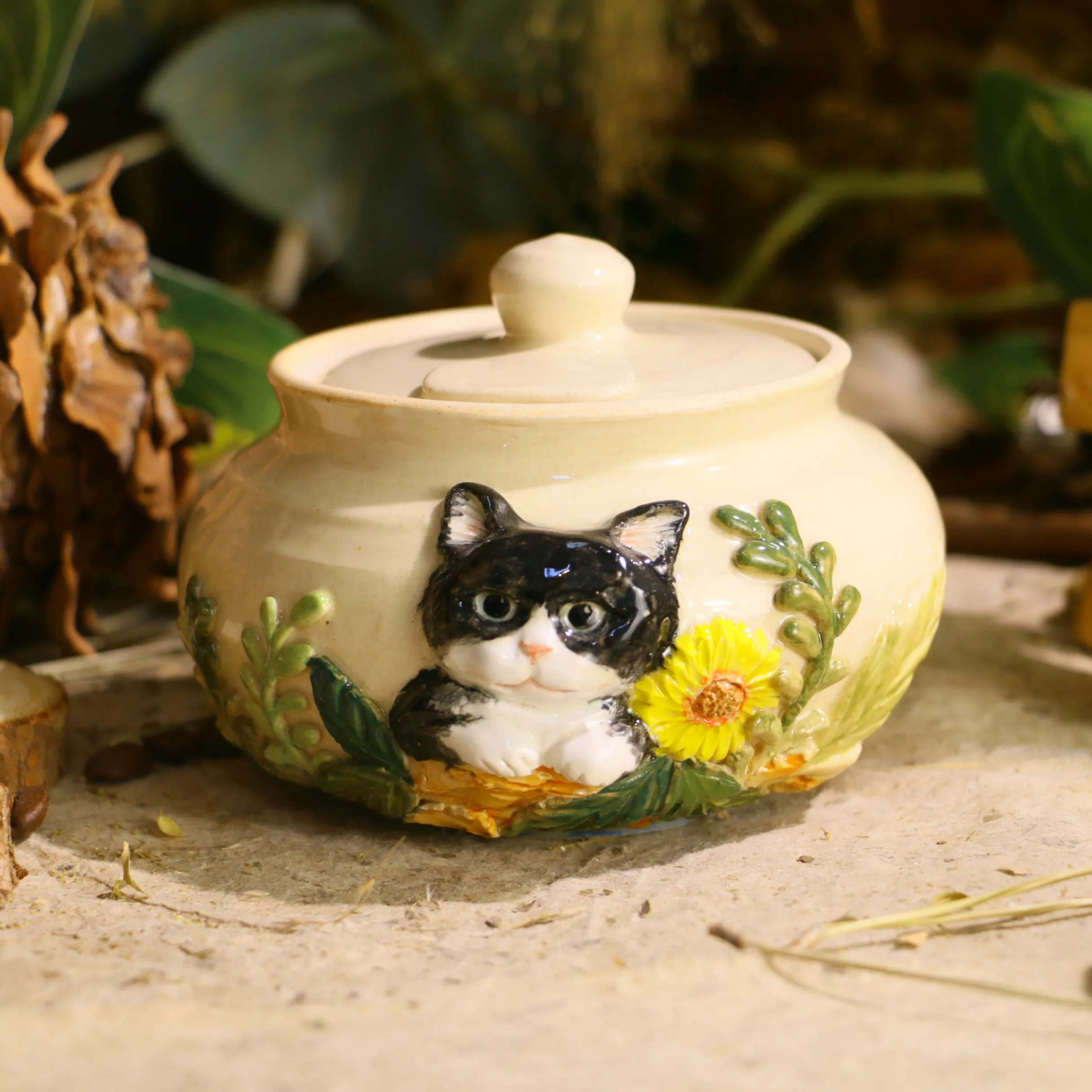 Porzellan-Katzenurne mit handmodelliertem Katzenrelief – personalisierte Tierurne von Tonseele